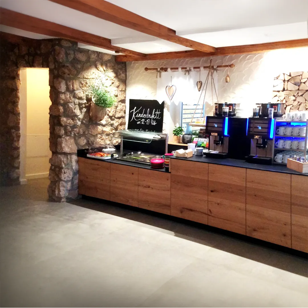 Für den Gast ist das Hotel ein Zuhause auf Zeit. Egal, ob für Geschäftsreisen, Meetings und Tagungen, eine Erkundungsreise oder einen entspannenden Urlaub, das „Wohlfühlen“ und „Loslassen können“ sind die wichtigsten Bedürfnisse eines jeden Gastes.