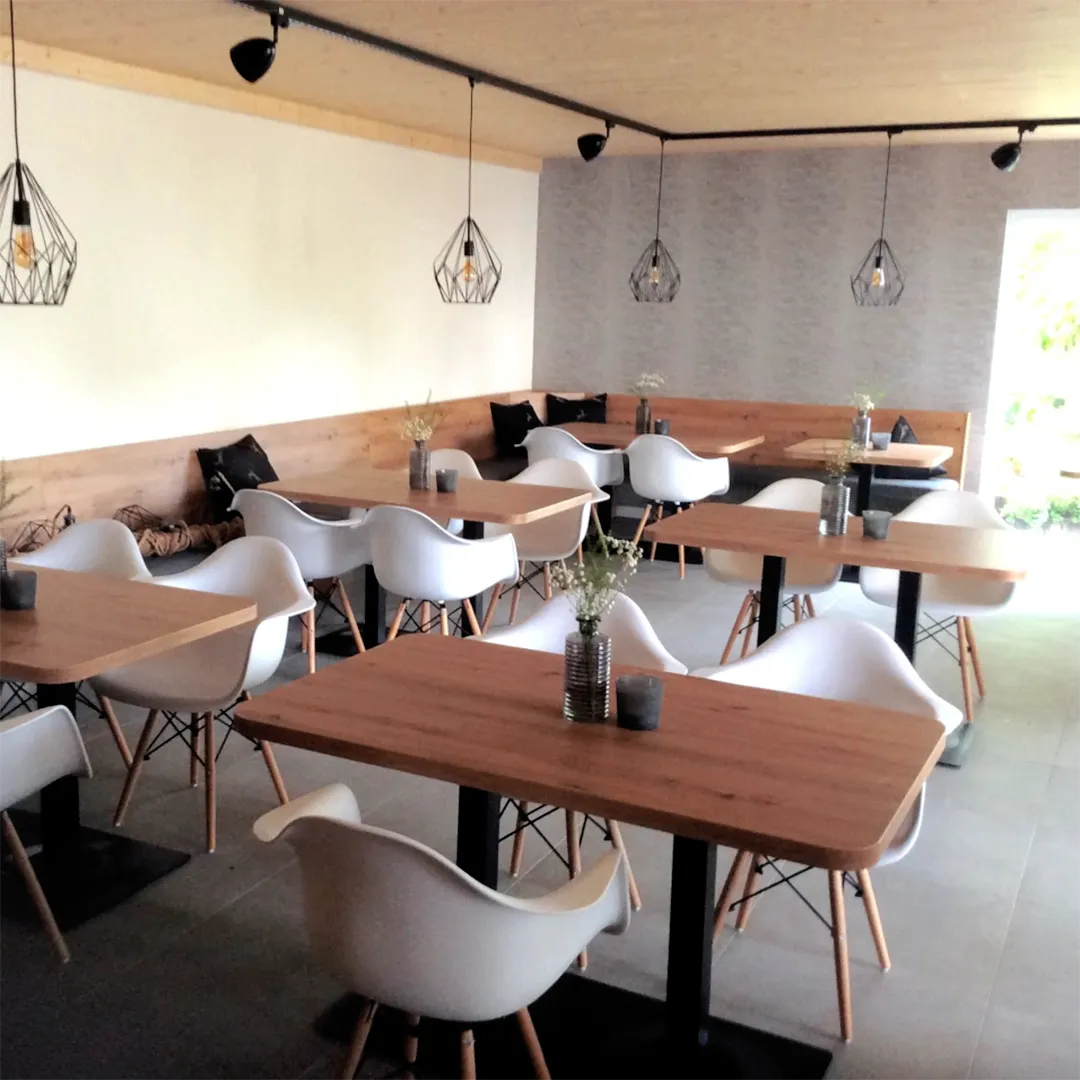 Geselligkeit, Gemütlichkeit, leckeres Essen und einen guten Tropfen – das wünschen wir uns, wenn wir uns in ein Lokal begeben, egal ob im Hotel, Restaurant oder Biergarten. Der Besuch sollte ein Erlebnis sein: urig, gemütlich, stilvoll, elegant oder international in der Tradition anderer Länder. Hier ist die Einrichtung, also die Möbel und das Raumkonzept, für die Gastronomie von entscheidender Bedeutung.